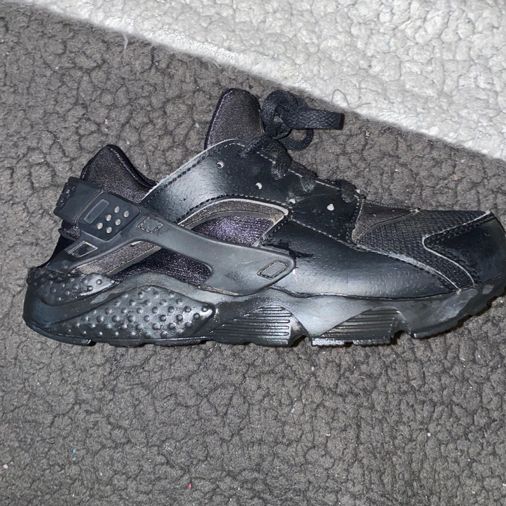 Black Nike huarache shoes.